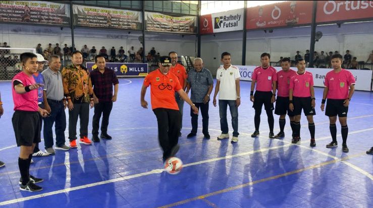 Dibuka Gubernur Mahyeldi, LFN Sumbar 2024 Resmi Digelar 1 TENDANG BOLA— Gubernur Sumbar Mahyeldi melakukan tendangan bola pertama pertanda di mulainya LFN Sumbar tahun 2024, Sabtu (25/5).