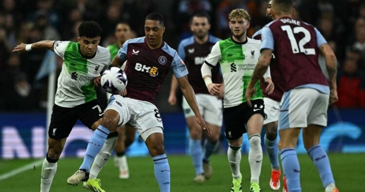BERSAING— Gelandang Liverpool, Luis Diaz (kiri) bersaing dengan gelandang Aston Villa, Youri Tielemans selama pertandingan pekan ke-37 Liga Inggris 2023-2024 antara Aston Villa vs Liverpool di Villa Park, Selasa (14/5) dini hari WIB.