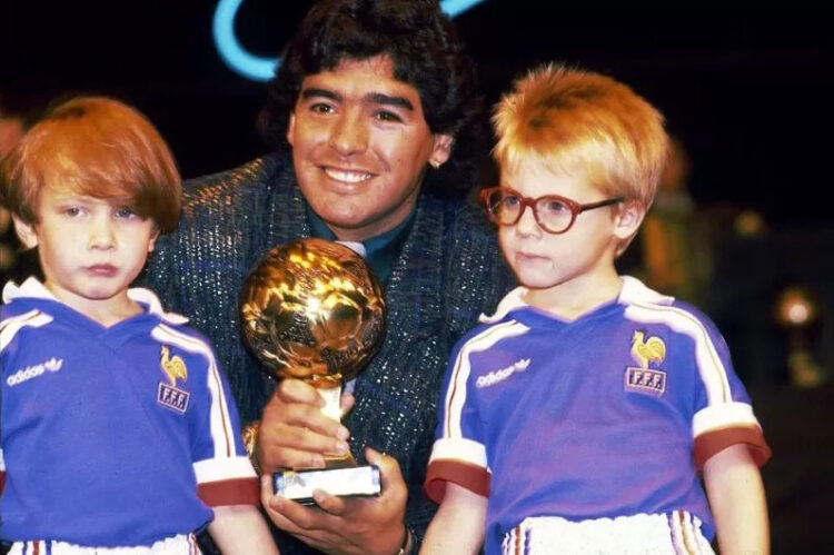 TROFI— Diego Maradona saat menerima trofi Adidas Golden Ball pada Piala Dunia 1986.