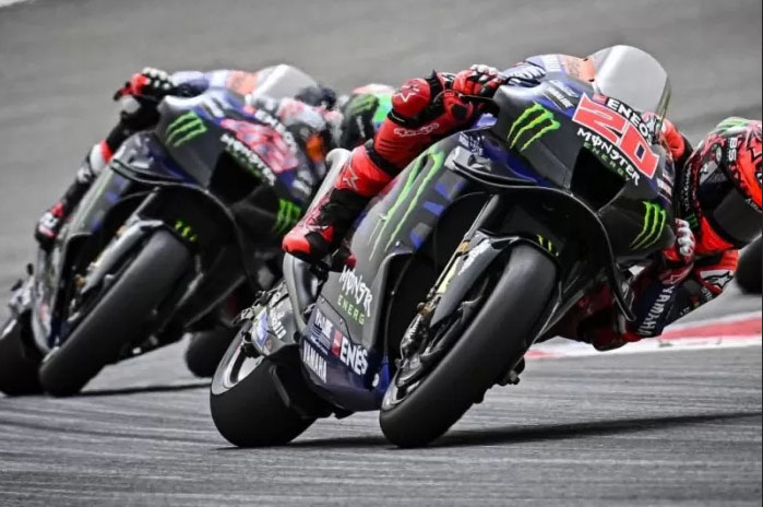 BALAPAN— Pembalap Monster Energy Yamaha Fabio Quartararo (depan) dan Alex Rins saat melakoni rangkaian balapan MotoGP Portugal di Sirkuit Algarve Portimao, 22-24 Maret 2024.