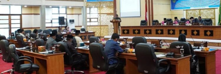 RAPAT PARIPURNA—Terlihat susana Dewan Perwakilan Rakyat Daerah (DPRD) Kota Padang Panjang gelar Rapat Paripurna Penyampaian Rekomendasi terhadap Laporan Keterangan Pertanggungjawaban Wali Kota Padang Panjang Akhir Tahun Anggaran 2023 di Ruang Sidang DPRD, Senin (13/5).