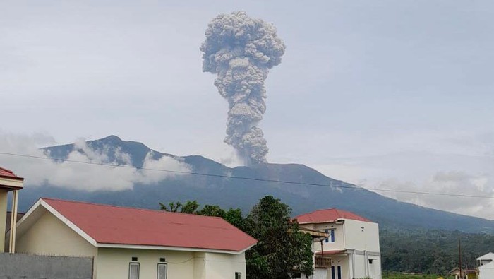 Gunung Marapi kembali Erupsi, Semburkan Abu Vulkanik Setinggi 2.000 Meter 1 ERUPSI— Gunung Marapi mengeluarkan abu vulkanik saat erupsi, Kamis (30/5).