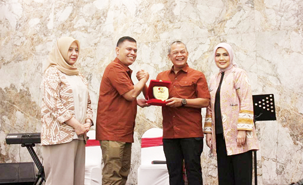 PENYERAHAN CENDERA MATA— Brigjen TNI Rayen Obersyl menerima cendera mata dan dilepas ke tempat tugas yang baru sebagai Wadanpussenkav Kodiklatad, saat kegiatan pengantar tugas antara Brigjen TNI Rayen Obersyl  kepada Brigjen Wahyu Eko Purnomo digelar di Hotel Mercure Padang, Kamis (9/5) malam.