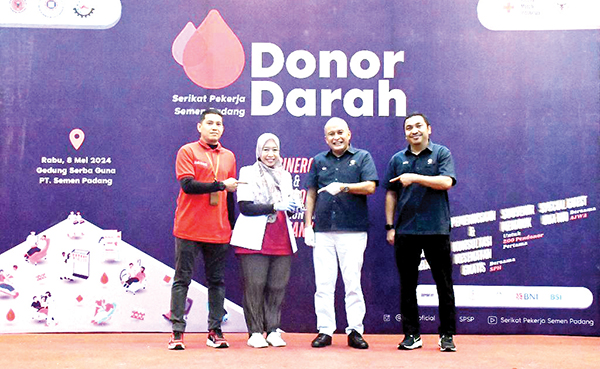 DONOR DARAH— Direktur Keuangan & Umum PT Semen Padang Oktoweri, menyerahkan kantong darah kepada perwakilan PMI Padang, saat kegiatan donor darah memperingati Hari Buruh dan Hari Palang Merah Internasional, di GSG Semen Padang.