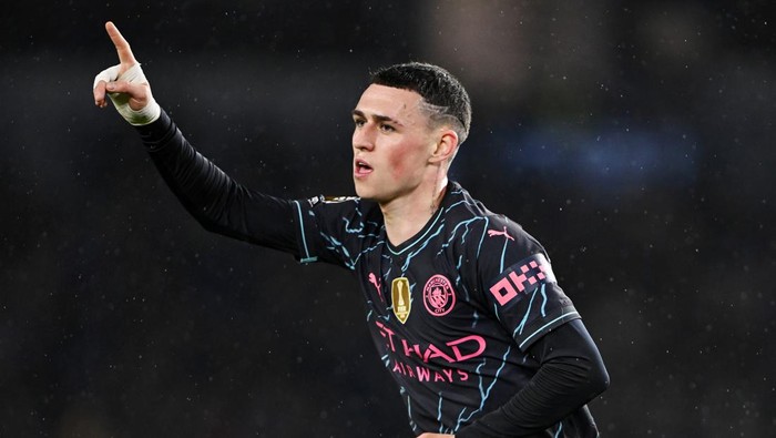 RAIH PENGHARGAAN— Penampilan cemerlang Phil Foden diganjar penghargaan bergengsi. Penyerang muda Manchester City itu didapuk sebagai FWA Footballer of the Year (Pemain Terbaik tahun ini versi asosiasi jurnalis sepakbola).