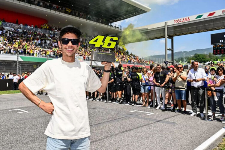 UPACARA PENSIUN— Valentino Rossi hadir dalam upacara pemensiunan nomor start 46.