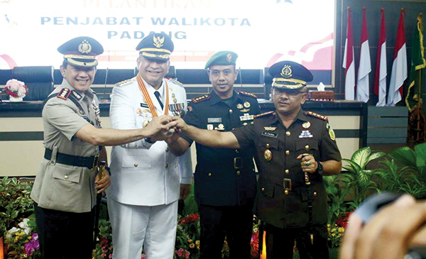 Gubernur Sumbar Lantik Andree Algamar jadi Pj Wali Kota Padang 1 salam komando— Andree Algamar kompak salam komando bersama Forkopimda Padang, usai dilantik menjadi Pj Wali Kota Padang, Jumat (17/5) di Auditorium Gubernuran