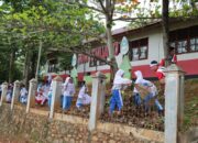 Peringati Hardiknas 2024, Polres Sijunjung Gelar Bakti Sosial di Sekolah