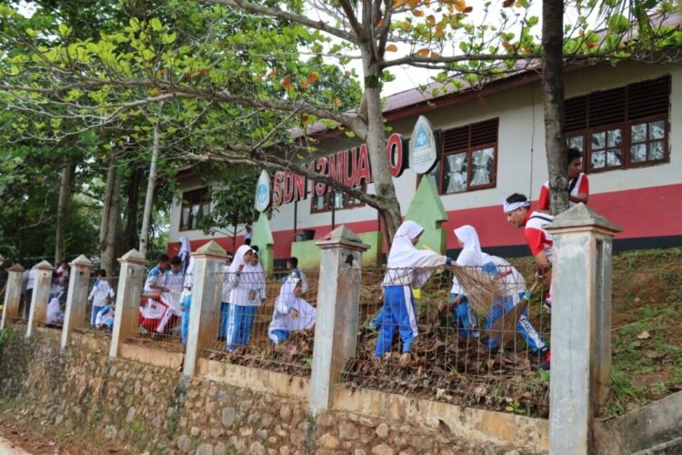Peringati Hardiknas 2024, Polres Sijunjung Gelar Bakti Sosial di Sekolah 1 BERSIHKAN SEKOLAH— Sejumlah personel Polres Sijunjung menggelar kegiatan bakti sosial dalam bentuk gotong royong membersihkan lingkungan sekolah yang
ada di beberapa titik di Kabupaten Sijunjung.