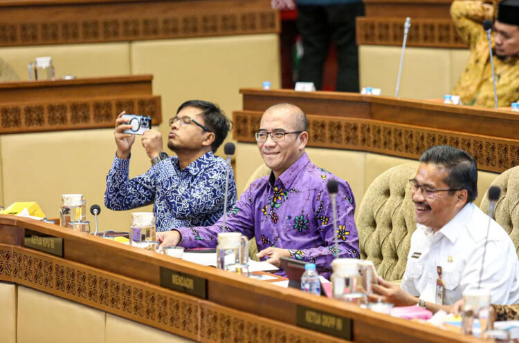 Pengunduran Diri Caleg Terpilih Dilakukan Lima Hari setelah Ditetapkan sebagai Calon Kepala Daerah 1 RAPAT KERJA— Ketua KPU Hasyim Asy’ari (tengah) mengikuti rapat kerja bersama Komisi II DPR di kompleks Parlemen, Jakarta, Rabu (15/5).