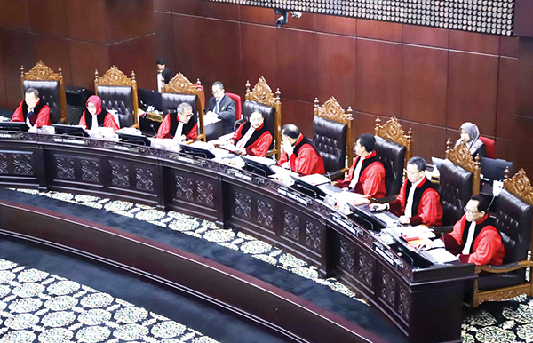 SIDANG— Ketua MK Suhartoyo didampingi anggota Hakim saat memimpin jalannya sidang perdana perkara PHPU Pileg 2024 di Gedung MK, Jakarta, Senin (29/4).