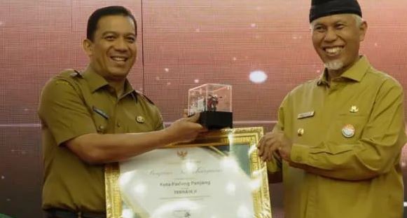 TERIMA PENGHARGAAN— Pj Wako Padang Panjang Sonny  saat menerima penghragan dari Gubenur Sumbar Mahyeldi.