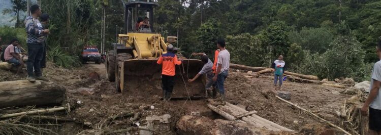 70 KK Mengungsi, Penanganan Galodo dan Longsor Sungai Manau Terus Diupayakan 1 BERSIHKAN MATERIAL LONGSOR— Pemkab Solok Selatan bersama pihak terkait membersihkan material longsor bersama masyarakat di Jorong Sungai Kalu 2, Nagari Pakan Rabaa Utara, Kecamatan Koto Parik Gadang Diateh.
