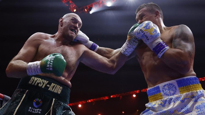 Oleksandr Usyk dan Tyson Fury Dipastikan Gelar Rematch 1 DUEL TINJU— Tyson Fury dan Oleksandr Usyk dalam duel tinju Ring of Fire di Riyadh, Arab Saudi, akhir pekan lalu.