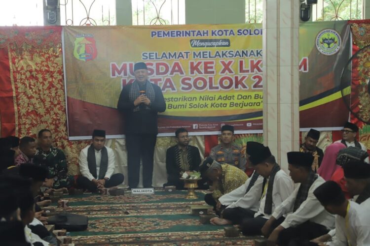 Lokakarya/Musda ke-X LKAAM Kota Solok, LKAAM dan Bundo Kandung Berperan dalam Pembangunan Daerah 1 SAMBUTAN—Wali Kota Solok H. Zul Elfian Umar saat berikan sambutan pada acara Lokakarya/Musyawarah Daerah ke X Lembaga Kerapatan Adat Alam Minangkabau Kota Solok Tahun 2024, bertempat di Masjid Raya Lubuk Sikarah.