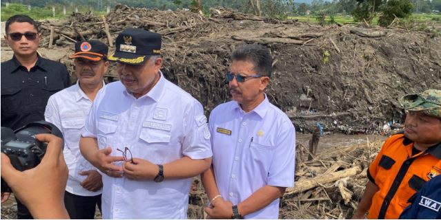 PENINJAUAN— Wali Kota Solok Zul Elfian kembali melakukan peninjauan lokasi bencana di Agam dan menyalurkan bantuan