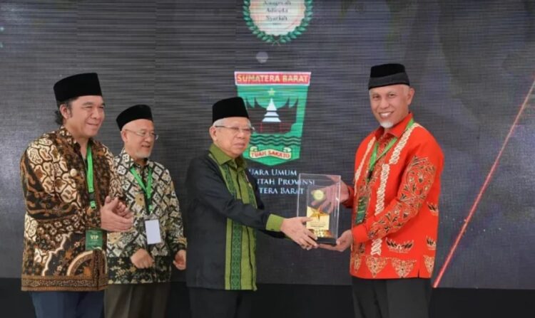 ANUGERAH ADINATA SYARIAH— Trofi juara umum Anugerah Adinata Syariah 2024 diserahkan langsung oleh Wapres RI, Ma’ruf Amin kepada Gubernur Sumbar, Mahyeldi Ansharullah di Menara Syariah PIK 2, 
Tangerang-Banten, Senin (20/5).