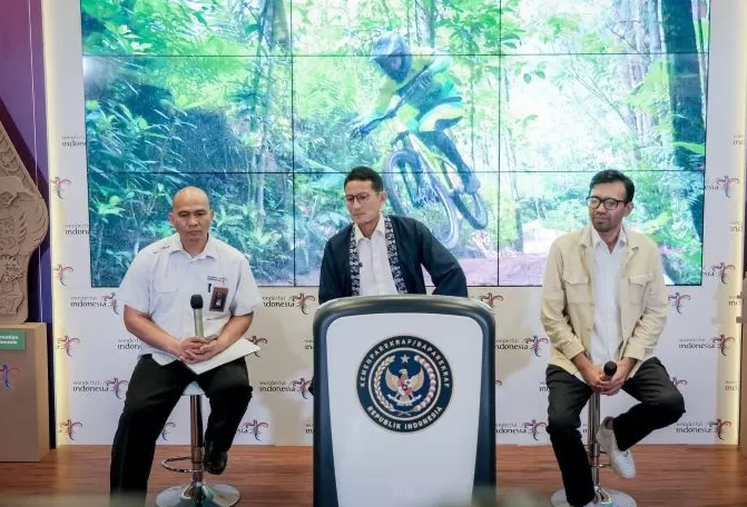 KONFERENSI PERS— Menparekraf/Kabaparekraf Sandiaga Salahuddin Uno dalam The Weekly Brief with Sandi Uno.