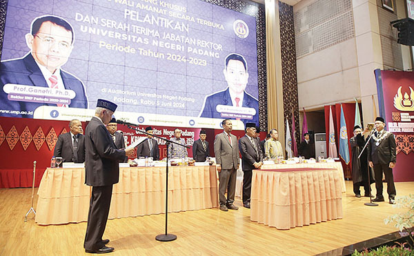 Dilantik jadi Rektor UNP Periode 2024-2029, Krismadinata Siap Jadikan UNP Garda Terdepan Wujudkan Indonesia Emas 1 PELANTIKAN— Ketua MWA Prof. Dr. Z. Mawardi Effendi melantik Dr. Ir. Krismadinata, S.T, M.T
menjadi Rektor UNP periode 2024-2029, Rabu (5/6) di Auditorium UNP.