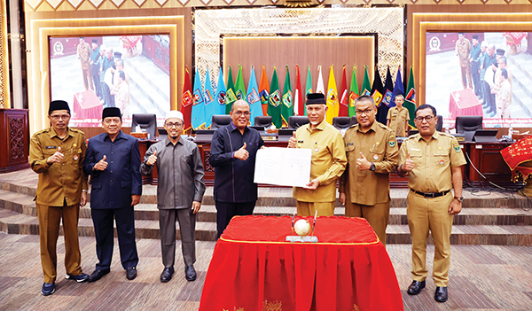 Rapat Paripurna DPRD Provinsi Sumbar, DPRD Tetapkan Substansi Pokok Ranperda RTRW Tahun 2023-2043 1 POTO BERSAMA--Ketua DPRD Sumbar Supardi dan Gubernur Sumbar Mahyeldi Ansyarullah, poto bersama usai melakukan penandatanganan.