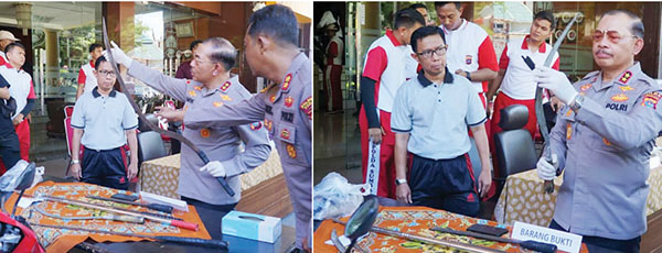 Kasus Tewasnya Pelajar SMP di Jembatan Kuranji, Kapolda Siap Bertanggung Jawab Penuh jika Anggotanya Terlibat, Irjen Pol Suharyono: Tak Ada Saksi dan Bukti Korban Dianiaya 1 barang bukti— Kapolda Sumbar, Irjen Pol Suharyono saat memperlihatkan barang bukti
pada konferensi pers di Mapolresta Padang, Minggu (23/6).