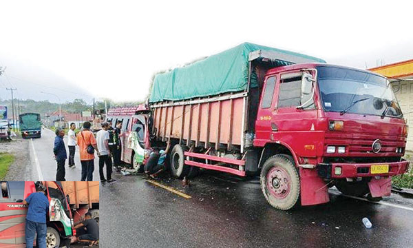 Bus Tampalo Seruduk Truk Parkir, 2 Penumpang Tewas, Belasan Orang Luka-luka, Dampak Listrik Padam, Penerangan Jalan Mati 1 KECELAKAAN— Kondisi Bus PO Tampalo yang menabrak truk di Jalan Raya Padang Panjang-Solok, Km 10, Pitalah, Kecamatan Batipuh.