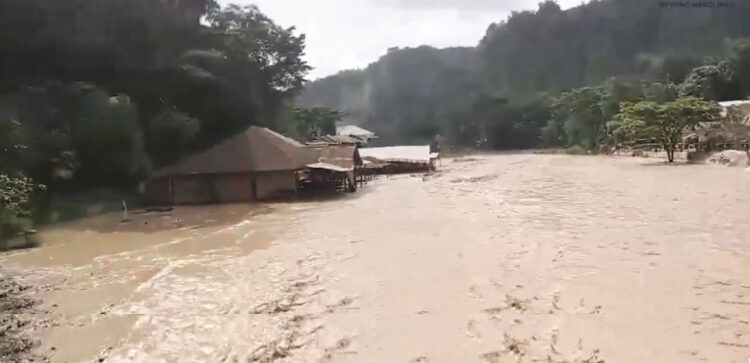 Ngarai Sianok Diterjang Banjir Bandang, Rumah Terendam, Warung Hanyut, Warga Mengungsi 1 MELUAP— Sungai di Ngarai Sianok meluap hingga mendam rumah warga dan menghanyutkan warung-warung makan.