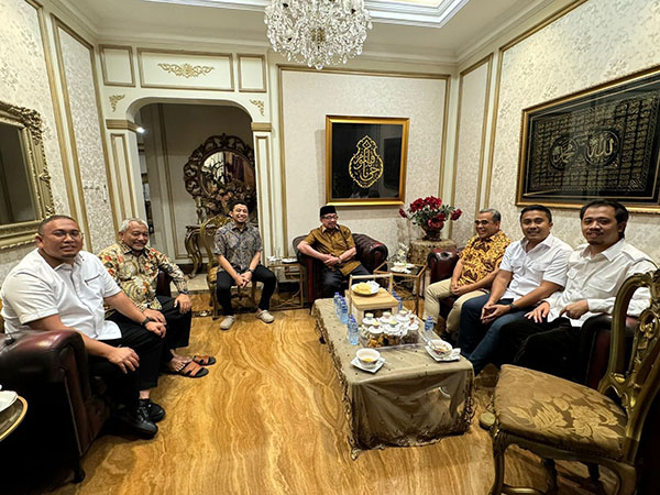 Sekjen Gerindra Ahmad Muzani, Andre Rosiade dan Vasco Bertemu Ketua Majelis Syuro dan Presiden PKS 1 DUDUK BERSAMA— Ketua Majelis Syuro DPP PKS Salim Segaf Al-Jufri dengan Sekretaris Jenderal (Sekjen) Gerindra Ahmad Muzani duduk bersama Ketua DPD Gerindra Sumbar Andre Rosiade, Ketua DPP Gerindra Vasco Ruseimy dan Ketua DPC Gerindra Bukittinggi yang juga Wali Kota Bukittinggi Erman Safar.