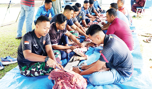 Lanud Sutan Sjahrir Berkurban 7 Sapi dan 7 Kambing 1 SHALAT DAN BERKURBAN— Komandan Lanud Sutan Sjahrir Kolonel Nav Sani Salman Nuryadin beserta keluarga dan seluruh warga Lanud melaksanakan shalat Idul Adha 1445 H di Masjid Baitul Muttaqin Lanud Sutan Sjahrir. Usai shalat juga langsung dilakukan penyembelihan hewan kurban.