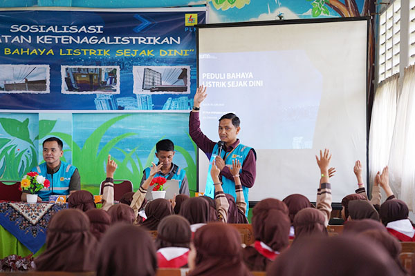 SOSIALISASI-- PLN Unit Pelaksana Pelayanan Pelanggan (UP3) Solok goes to school, Rabu (05/06), sosialisasikan keselamatan ketenagalistrikan (K2) di SD Negeri 19 Tanah Garam Kota Solok.