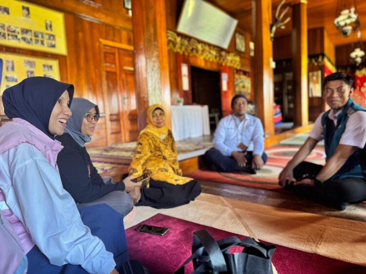 Srikandi PLN Payakumbuh Ajak Para Ibu Gunakan Swacam 1 PLN Mobile--Srikandi PLN Unit Pelaksana Pelayanan Pelanggan (UP3) Payakumbuh mengambil peran untuk sosialisasikan Fitur Swacam pada PLN Mobile.