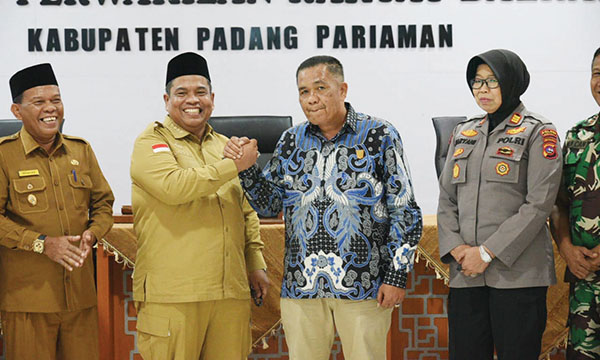 Dukungan Semua Lapisan Masarakat, Bupati Suhatri Bur Sukses Garap Potensi SDM, Pendidikan dan Pembangunan Daerah 1 Bupati Suhatri Bur salam salam komando dengan Ketua DPRD Arwnsyah usai sidang paripurna.