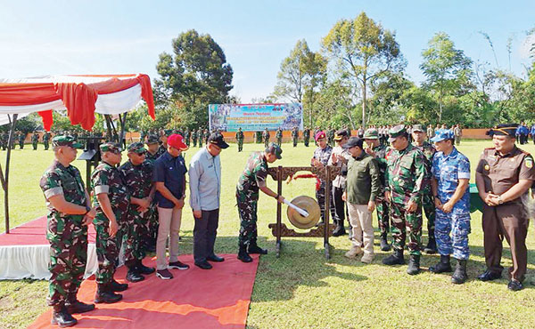 TMMD ke-120 di Tanah Datar Resmi Ditutup, TNI Bersama Masyarakat Bangkit Membangun saat Bencana 1 DANREM 032/Wirabraja Brigjen TNI Wahyu Eko Purnomo disaksikan Asisten II Setdaprov Sumbar, Arry Yuswandi, Bupati Tanah Datar, Eka Putra memukul gong menutup TMMD ke-120 di Lapangan Ampibi Sungaitarab, Tanah Datar, Jumat (7/6).