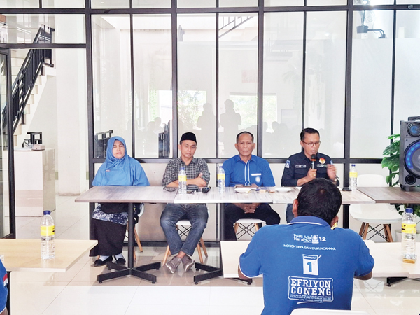 Pasca Pergantian Pimpinan, DPD PAN Kota Solok Lakukan Konsolidasi dan Asesmen Bacalon Walikota 1 KONSOLIDASI PARTAI— Jajaran DPD PAN Kota Solok melakukan konsolidasi pasca terjadinya pergantian ketua partai.