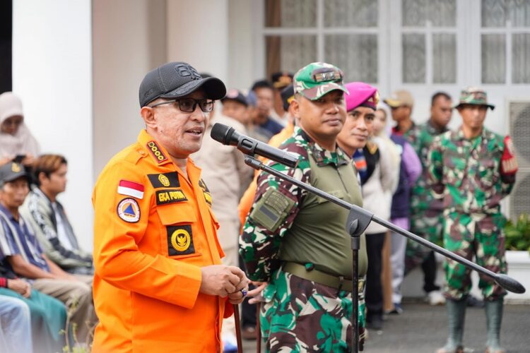 Masa Tanggap Darurat Berakhir, 10 Korban Masih Hilang 1 MASA TANGGAP DARURAT BERAKHIR— Bupati Tanah Datar Eka Putra, SE, MM memberikan sambutan saat memimpin apel penutupan masa tanggap darurat di halaman depan gedung Indojolito Batusangkar, Sabtu (8/6).