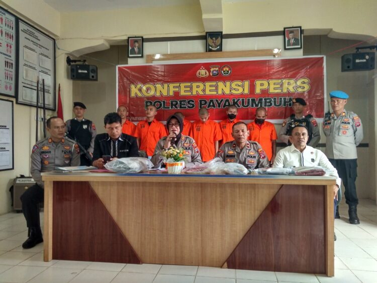 10 Orang Meninggal Dunia di Jalan Raya 1 KONFERENSI PERS—Kapolres Payakumbuh AKBP Wahyuni Sri Lestari bersama jajaran saat melakukan konferensi Pers terkait keberhasilan dalam pengungkapan kasus di wilayah hukum pPolres Payakumbuh, Rabu (26/6) di Mapolres Payakumbuh.