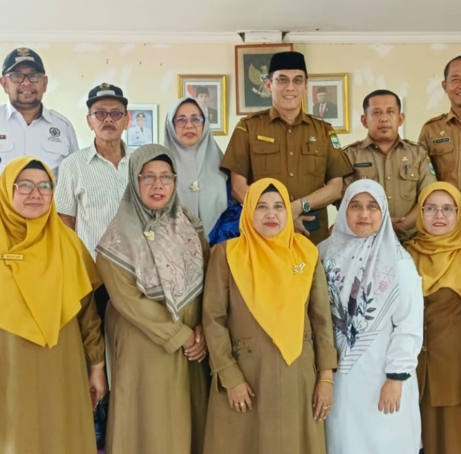 Formasi Guru TK Jadi PPPK Perioritas, 15 TK Swasta Berubah Status Menjadi Negeri 1 BERSAMA—Kadis pendidikan bersama guru guru TK dan Walinagari saat acara perubahan status.