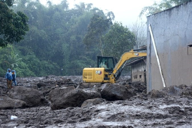 banjir bandang dan lahar dingin-- Pemerintah Kabupaten Agam, Sumatera Barat menyediakan layanan seluas 1,4 hektare di Surabayo, Nagari atau Desa Lubuk Basung, Kecamatan Lubuk Basung untuk relokasi korban banjir bandang dan lahar dingin Gunung Merapi.