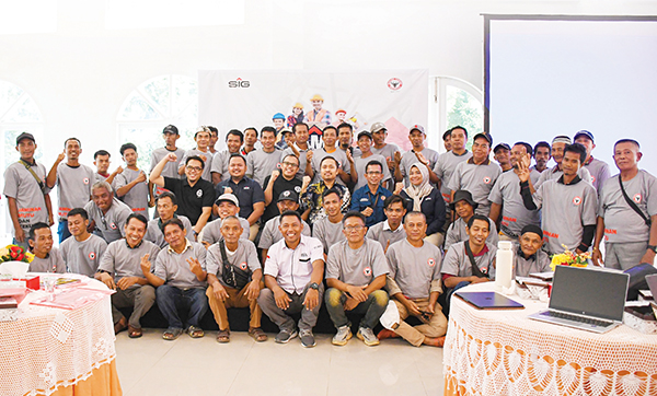 TEMU TUKANG— Sekitar 50 tukang bangunan dari berbagai daerah di Sumbar, mengikuti kegiatan Temu Tukang, Pelatihan dan Demonstrasi Aplikasi Semen yang digelar PT Semen Padang, di Club House PT Semen Padang, Rabu (20/6) lalu.