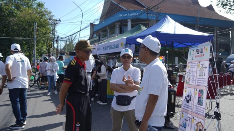 edukasi keselamatan--Tim PLN melakukan edukasi keselamatan kelistrikan masyarakat umum pada acara Car Free Day (CFD) yang diadakan Minggu pagi, (23/06).