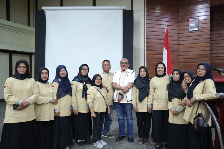 menjadi narasumber-- Ketua DPRD Sumbar, Supardi saat menjadi narasumber dalam acara Pertemuan Pilar-Pilar Sosial Payakumbuh Angkatan II, di salah satu hotel Bukittinggi. 
ist