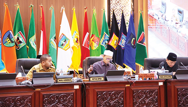 Ranperda Penyelenggaraan Penyiaran Ditetapkan jadi Prakarsa DPRD Sumbar 1 Wakil Ketua DPRD Provinsi Sumatera Barat, Irsyad Syafar didampingi Wakil Ketua Suwirpen Suib memimpin Rapat paripurna, Hadir Wakil Guernur Sumbar Audy Joinaldy.