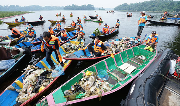 302 ton sampah--PT PLN (Persero) berhasil mengumpulkan 302 ton sampah melalui aksi bersih lingkungan pada program Green Employee Involvement dalam rangka memperingati Hari Lingkungan Hidup Se-Dunia yang diperingati setiap tanggal 5 Juni.