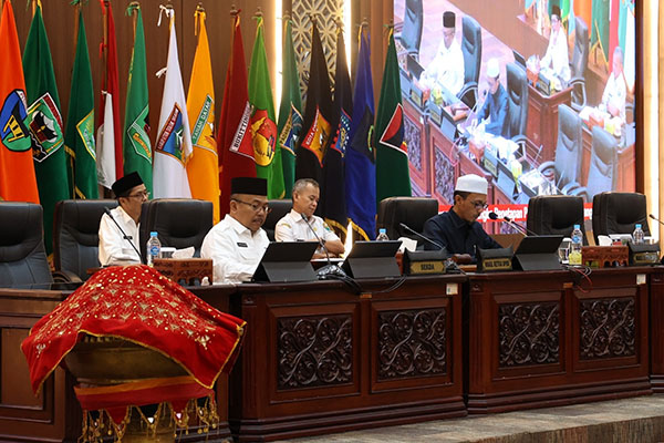 PENETAPAN PANSUS--Rapat paripurna DPRD sumbar tentang pembentukan dan penetapan panitia khusus pembahasan RPJPD tahun 2025-2045, di ruang sidang utama gedung DPRD Sumbar. Rabu, (12 /6).
