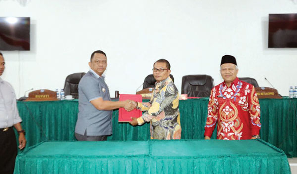 DPRD dan Pemkab Kepulauan Mentawai Setujui Ranperda Pertanggungjawaban Pelaksanaan APBD Tahun 2023 1 Pj Bupati Kepulauan Mentawai, Fernando Jongguran Simanjuntak menyerahkan nota kesepakatan kepada Ketua DPRD, Yosep Sarogdok.