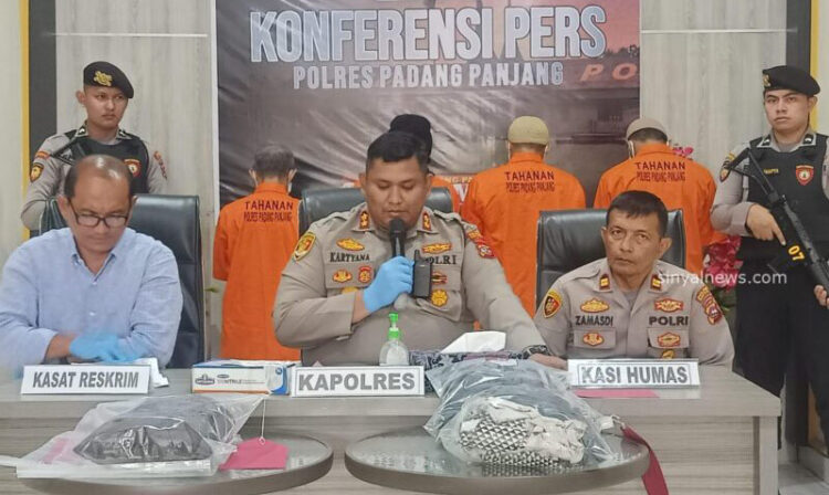 2 Pria Paruh Baya jadi Predator Anak 1 CABUL— Kapolres Padangpanjang AKBP Kartyana Widiarso Wardoyo Putro menjelaskan kronologis pengungkapan kasus pencabulan yang dilakukan oleh dua pria paruh baya.