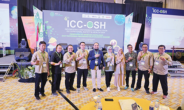 TIM INOVASI BERJAYA— Dua tim Safety Health Environment (SHE) PT Semen Padang yang merupakan bagian dari SIG berhasil menyabet prestasi, Four Star dan Three Star di ajang Indonesian Conference & Competition Occupational Safety & Health (ICC-OSH) 2024 yang digelar di Semarang, 27-29 Mei lalu.