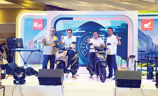 Motor Sejuta Umat, All New Honda BeAT Resmi Diperkenalkan di Sumbar 1 LAUNCHING ALL NEW HONDA BeAT— Jajaran Manajemen PT. Hayati Pratama Mandiri resmi memperkenalkan All New Honda BeAT kepada masyarakat Sumbar, Sabtu (22/6) di Transmart.
