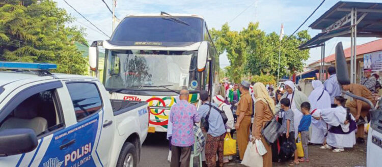 KEPULANGAN JAMAAH HAJI— Sebanyak 385 jemaah haji Kabupaten Agam dari kloter 02 tiba di kampung halaman dengan selamat, Selasa (25/6).