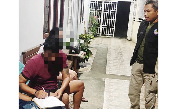 Satpol PP Surati Pemilik Kos dan Penginapan di Belanti 1 SURATI PEMILIK— Petugas Satpol PP mendatangi sejumlah kos-kosan dan penginapan di kawasan Belanti Barat, Kecamatan Padang Utara, Kamis (6/6). Petugas memberi surat panggilan kepada pemilik kos yang masih melanggar aturan Perda.